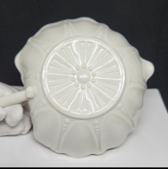 Anchor Hocking Handled Heart Bowl Oyster and Pearl White with Pink, 1938-1940 - Picture 5 of 12